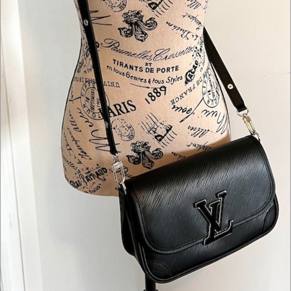 Louis Vuitton Black Epi Leather Buci Bag. Adjustable for Crossbody/Shoulder. - Picture 11 of 15